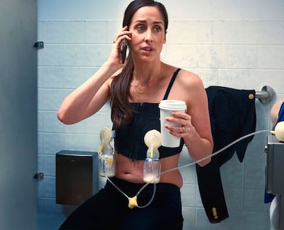 La serie 'Workin' moms' muestra a sus protagonistas usando el extractor de leche en numerosas ocasiones.