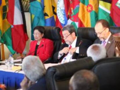 Fotografía cedida por el Caricom que muestra a (i-d) la primera ministra de Trinidad y Tobago, Kamla Persad Bissessar; el primer ministro de San Vicente y Granadinas y presidente de turno de Caricom, Ralph Gonsalves; el secretario general de la Comunidad del Caribe (Caricom), Irwin LaRocque, mientras, este lunes 10 de marzo de 2014, en la primera jornada de la cumbre semestral de la Comunidad del Caribe (Caricom).