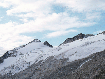 Two views of the Aneto glacier, in 1982 and 2022.