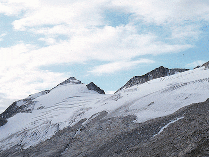 Dos vistas del glaciar del Aneto en 1982 y 2022.