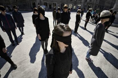 Mujeres activistas rumanas con pañuelos negros durante una performance en hono a los movimientos feministas en Bucarest.