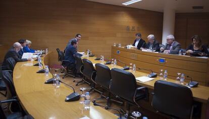 Los diputados del PP asistieron en solitario a la comisión que acordó proponer una nueva reforma del Estatut.