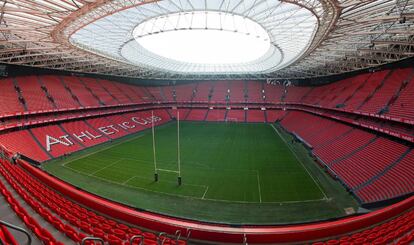 Vista general del estadio de San Mamés con los palos de rugby.