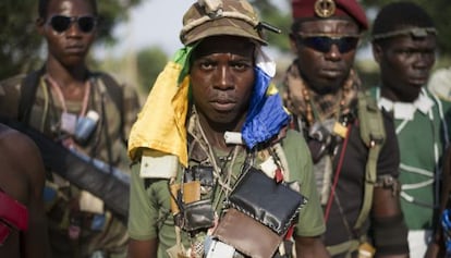 Milicianos cristianos antibalaka posan en Bangui, capital centroafricana, en febrero.