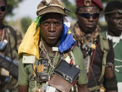 Milicianos cristianos antibalaka posan en Bangui, capital centroafricana, en febrero.