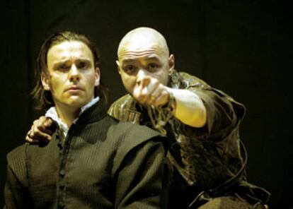 Joseph Millson y Simon Trinder, de la Royal Shakespeare Company, en <i>El perro del hortelano.</i>
<i></i>