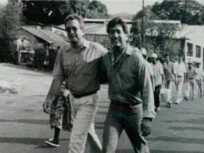 Andrés Manuel López Obrador y Félix Salgado Macedonio, en 1994 durante una protesta contra el fraude electoral a la que llamaron "éxodo por la democracia" y en la que caminaron de Tabasco a la Ciudad de México.