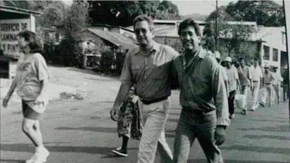 Andrés Manuel López Obrador y Félix Salgado Macedonio, en 1994 durante una protesta contra el fraude electoral a la que llamaron "éxodo por la democracia" y en la que caminaron de Tabasco a la Ciudad de México.