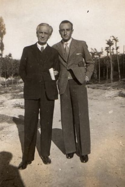 Alejandro Urrutia (izquierda), padre de Umbral, junto a su otro hijo, Leopoldo de Luis.