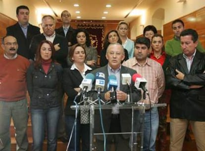Juan Martín Serón compareció ayer acompañado por su equipo de gobierno para atacar a los autores del informe policial.