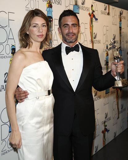 La directora de cine Sofia Coppola junto al diseñador Marc Jacobs, que a sus 48 años fue reconocido con el premio honorífico Geoffrey Beene por toda su trayectoria.