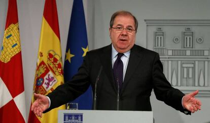 El presidente de la Junta de Castilla y León, Juan Vicente Herrera, durante la rueda de prensa tras reunirse con Pedro Sánchez.  