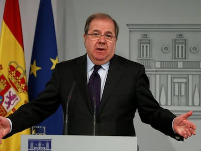 El presidente de la Junta de Castilla y León, Juan Vicente Herrera, durante la rueda de prensa tras reunirse con Pedro Sánchez.  