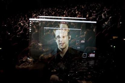 Un momento de la intervención de Edward Snowden por videoconferencia. / EDU LEÓN