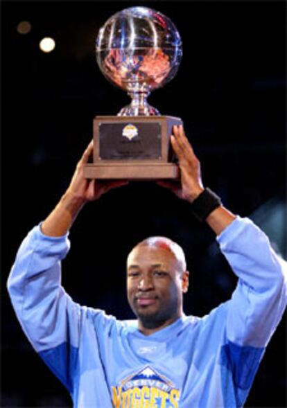 Voshon Lenard se alza con el trofeo de triples de la NBA.