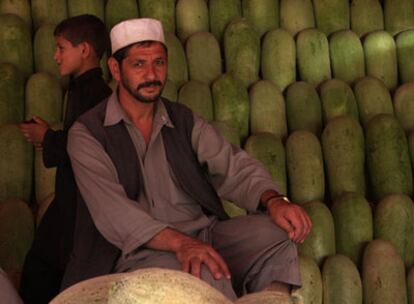 Abbas Khan, junto a su puesto de sandías en Kabul.