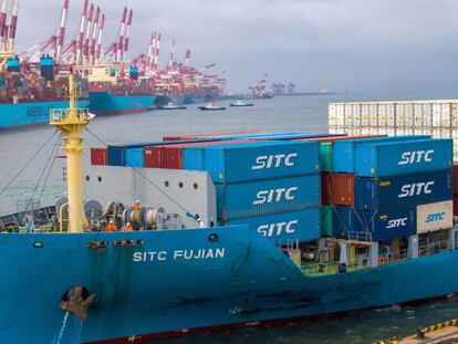 Porta contenedores en el puerto de la provincia china de Shandong