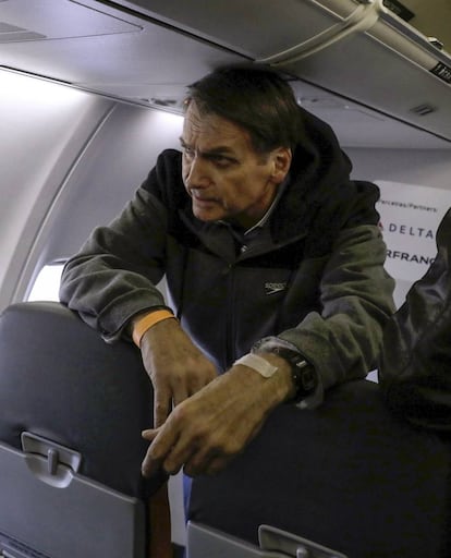 Bolsonaro, a bordo de un avión en septiembre. Abajo, el día que recibió una puñalada.