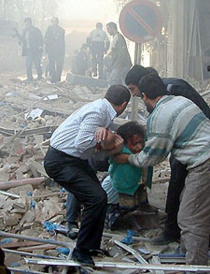 Voluntarios auxilian a un herido por la bomba del consulado británico.
