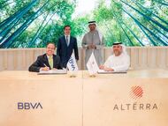 El presidente de BBVA, Carlos Torres Vila, y el presidente de Altérra, Sultan Al Jaberi.