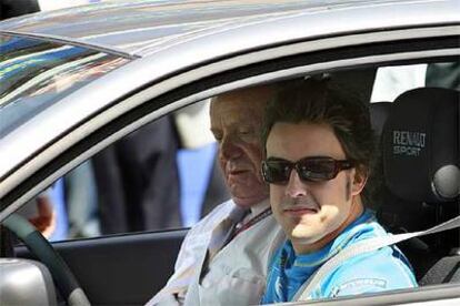 Fernando Alonso, acompañado del rey Juan Carlos, da una vuelta de reconocimiento al trazado en un turismo.