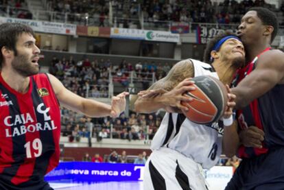 Seraphin, a la derecha, bloquea a Washington. A la izquierda, San Emeterio.