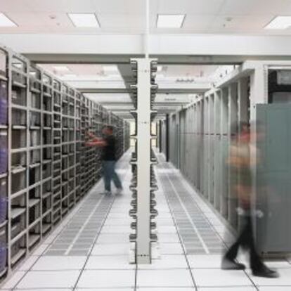 Trabajadores en un centro de datos de una operadora.