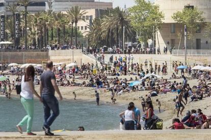 La playa de Nova Icària, junto al Port Olímpic, en Barcelona.
