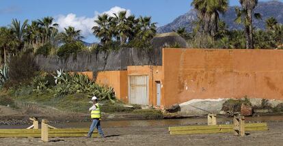 Comienzo de los trabajos de demolici&oacute;n del chal&eacute; de Banderas en Marbella.