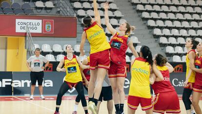 Laura Gil (de rojo), pívot de la Selección española de baloncesto femenino, disputa el balón con Nerea Hermosa, en un entrenamiento en Vigo.
