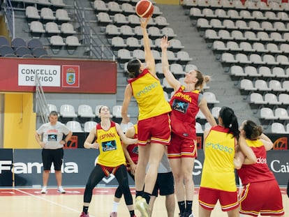 Laura Gil (de rojo), pívot de la Selección española de baloncesto femenino, disputa el balón con Nerea Hermosa, en un entrenamiento en Vigo.