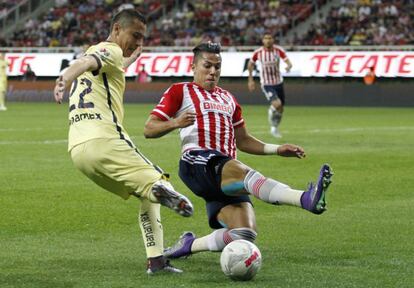 Paul Aguilar y Carlos Salcedo durante el derbi nacional.