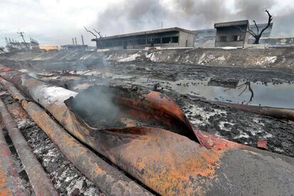 Durante días, una espesa nube de humo negro y tóxico se elevó desde el puerto de la ciudad de Matanzas, acompañada por esporádicas explosiones, algunas con llamaradas de decenas de metros. En la imagen, uno de los ductos de combustible después de que se controlara el siniestro.