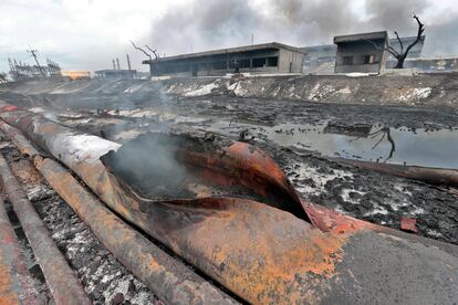 Durante das, una espesa nube de humo negro y txico se elev desde el puerto de la ciudad de Matanzas, acompa?ada  por espordicas explosiones, algunas con llamaradas de decenas de metros. En la imagen, uno de los ductos de combustible despus de que se controlara el siniestro.