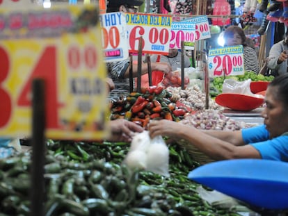 Una mujer compra verduras en un mercado en Ciudad de México, el pasado 10 de abril.