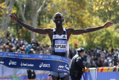 Momento en el que el ganador, Wilson Kipsang, cruza la línea de meta en Central Park. 