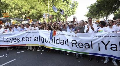 Líderes políticos, sindicatos y miembros de la organización de la manifestación, portan la pancarta de la protesta. La multitudinaria marcha está presidida por una pancarta con el lema "Leyes para la Igualdad Real ¡Ya!", discurrirá por el centro de Madrid hasta la plaza de Colón.