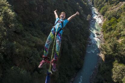 Una joven hace 'puenting' en el río Bhote Kosi, en Nepal.