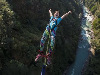 Una joven hace 'puenting' en el río Bhote Kosi, en Nepal.