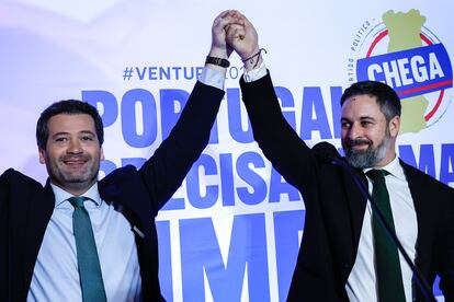 El líder de Vox, Santiago Abascal, a la derecha, junto su homólogo portugués de Chega, André Ventura, el pasado 6 de marzo en un mitin electoral en Faro.