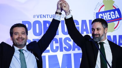El líder de Vox, Santiago Abascal, a la derecha, junto su homólogo portugués de Chega, André Ventura, el pasado 6 de marzo en un mitin electoral en Faro.