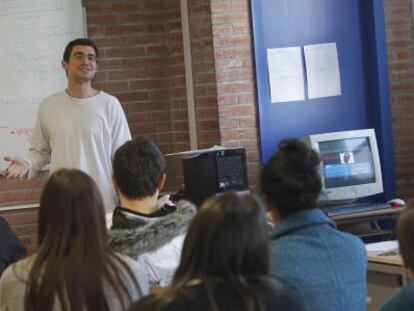 Un profesor da una clase de inglés, en el País vasco. 