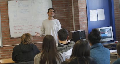 Un profesor da una clase de inglés, en el País vasco.