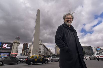 El escritor gallego Manuel Rivas, en el centro de Buenos Aires.