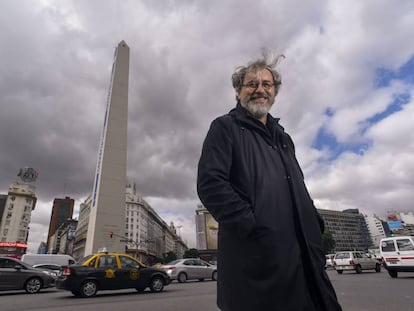 El escritor gallego Manuel Rivas, en el centro de Buenos Aires.