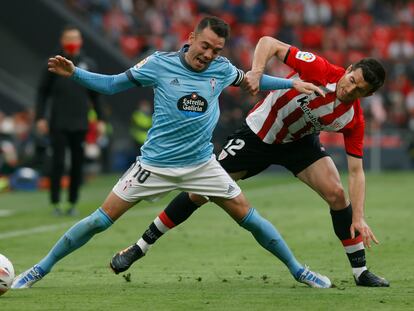 Aspas protege la pelota ante Vivian.