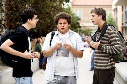 Fogell (Christopher Mintz-Plasse), Seth (Jonah Hill) y Evan (Michael Cera), de izquierda a derecha en la imagen, reivindican en 'Supersalidos' que los perdedores también tienen corazón.