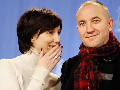 La actriz Elsa Zylberstein y el director Philippe Claudel presentan ayer en Berlín <i>Hace tanto tiempo que te quiero.</i>