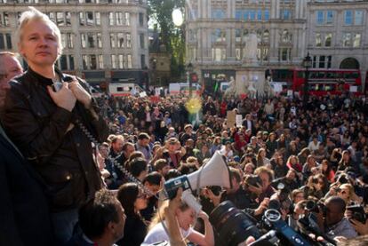 Julian Assange se dirige a los indignados en Londres.