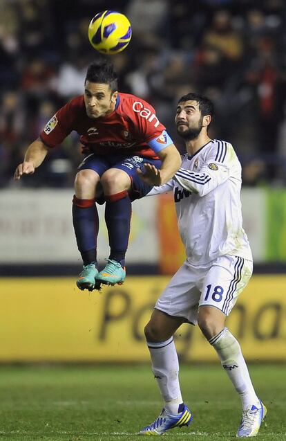 Albiol lucha el balón con Kike Sola.